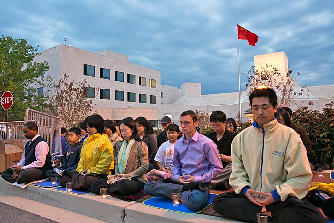 Falun Gong Practitioners Remind Chinese Embassy in USA of Anniversary