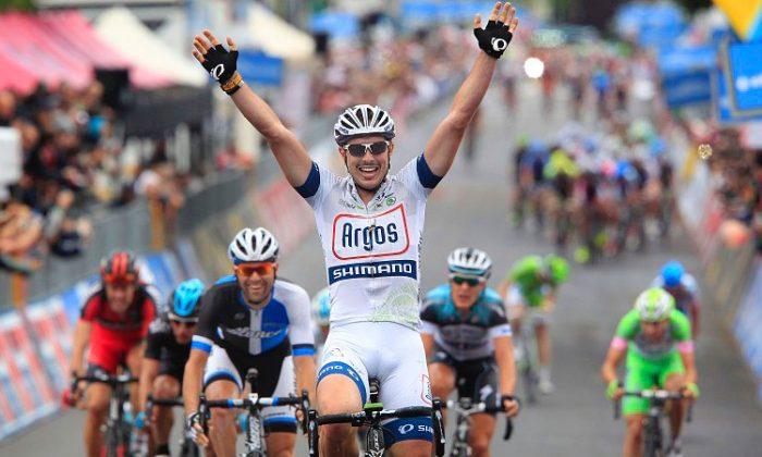 Degenkolb  Avoids Huge Crash to Win Giro d’Italia Stage Five