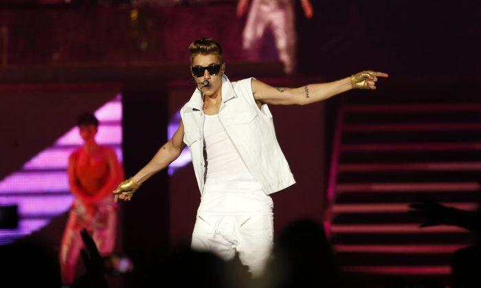 Justin Bieber Attacked by Fan (+Video)