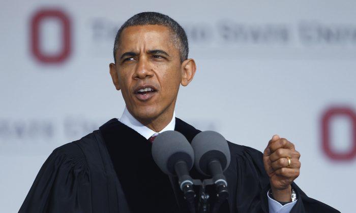 Obama Tells Ohio State Grads to Be Involved in Democracy (+Video)