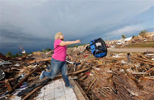 Residents Salvaging What They Can in Moore, Oklahoma (Video)