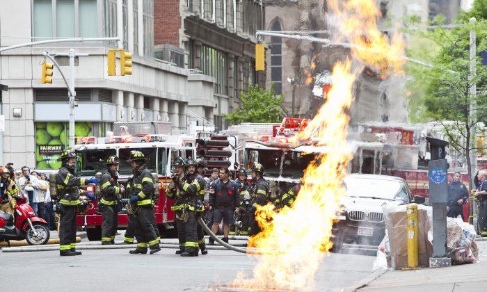 Manhole Fire Erupts in Midtown 