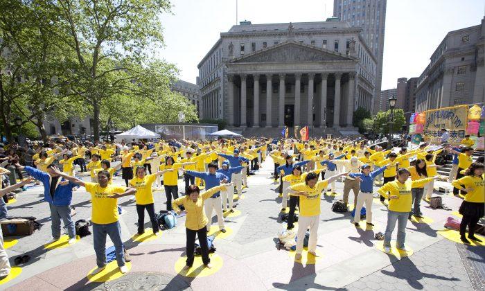 New Yorkers Celebrate Falun Dafa’s 21 Years (+Video)