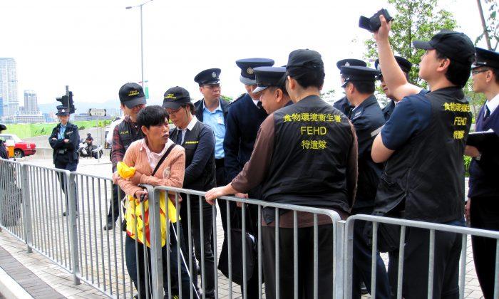 Hong Kong Detains Falun Gong Protester