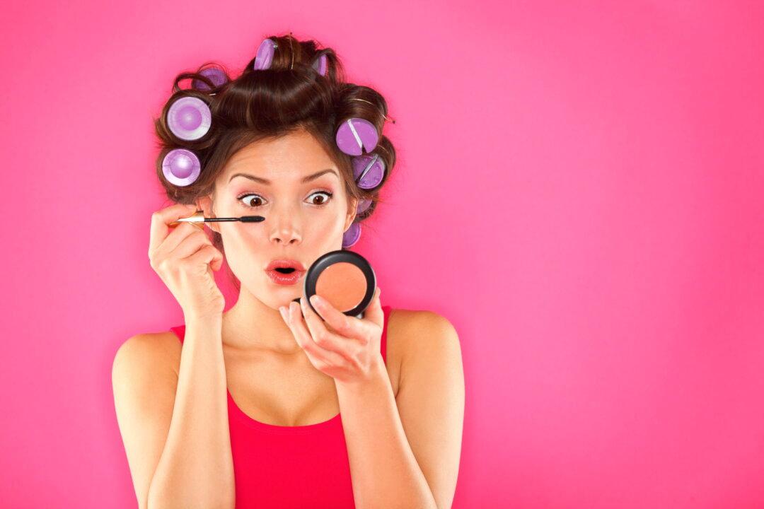 Woman Warns Others After She Didn’t Remove Mascara for 25 Years