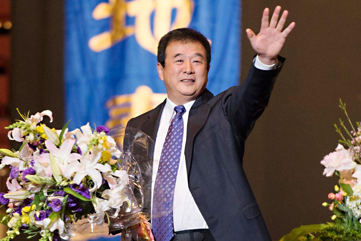 Falun Dafa Founder Speaks Before 8,000 at New York Conference