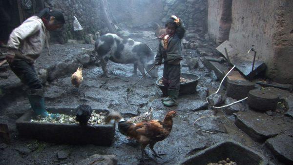 A peasant family working in rural China in the documentary “Three Sisters.” (Screenshot courtesy of Canal180.pt)