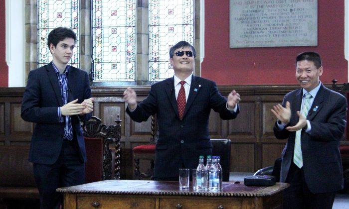 Blind Dissident Chen Guangcheng Given Award, and a Warning
