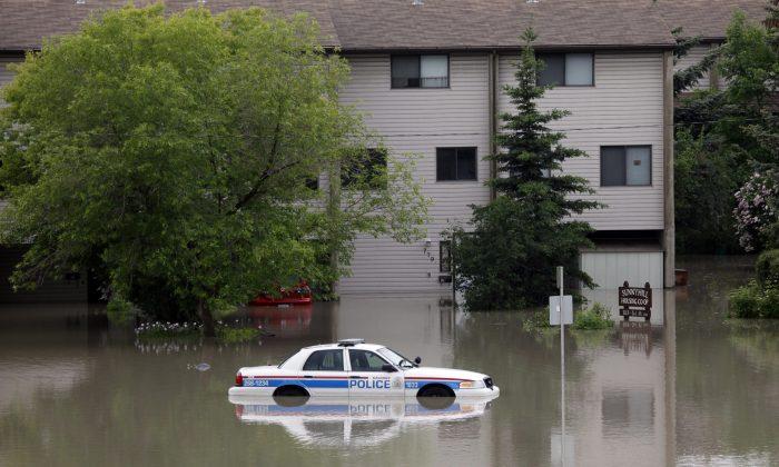 Authorities Tell Calgary Residents to Stay Inside, Wait Out Flooding