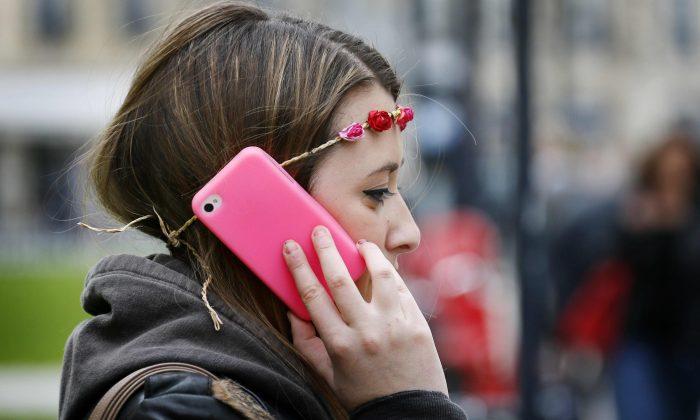 CRTC Unveils New Consumer-friendly Rules on Cellphone Contracts