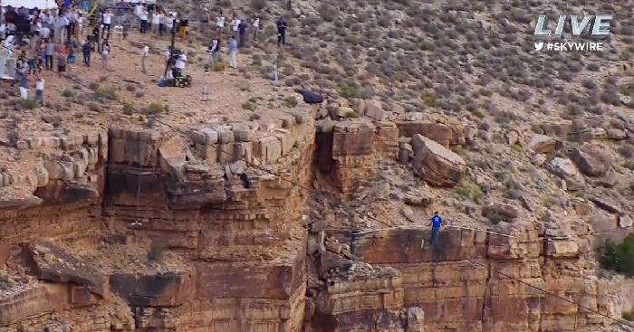 Daredevil Walks Across Tightrope Near Grand Canyon Successfully (+Photos)