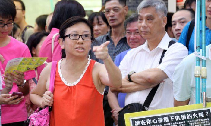 Hong Kong Teacher Draws Support for Scolding Police
