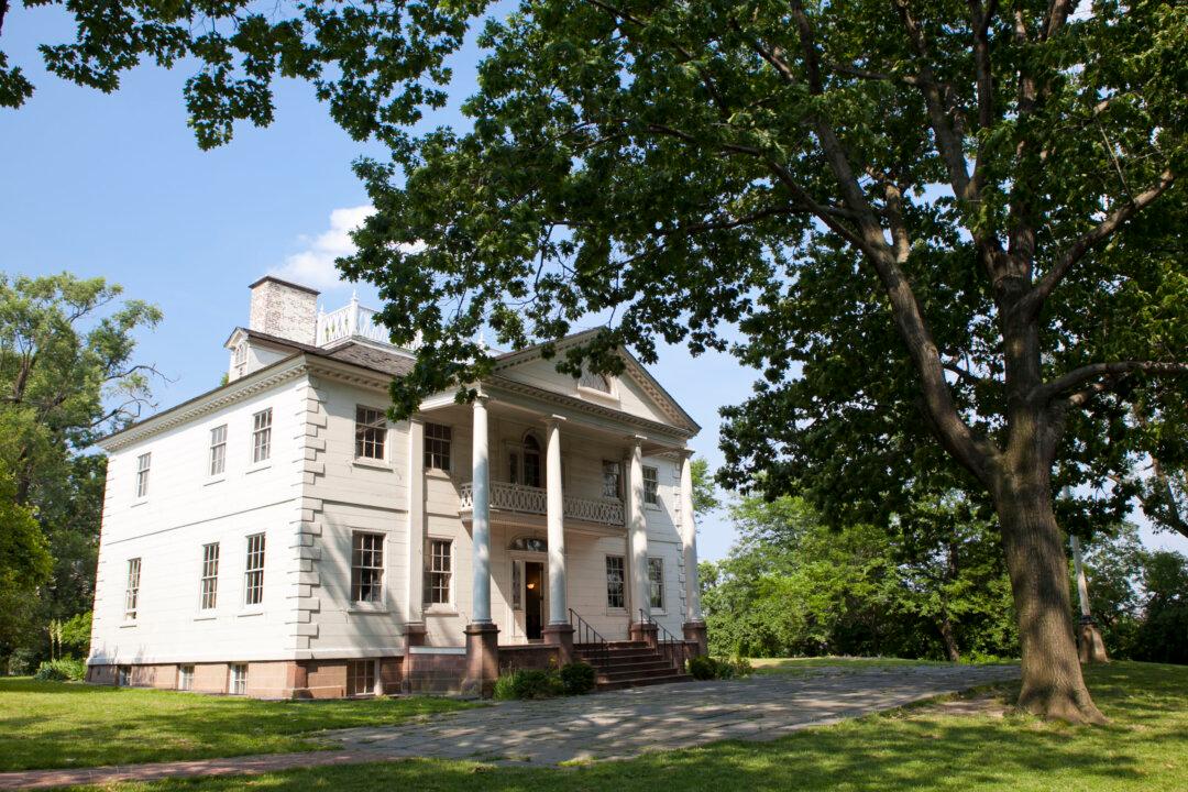 Volunteers Learn to Restore New York’s Historic Houses