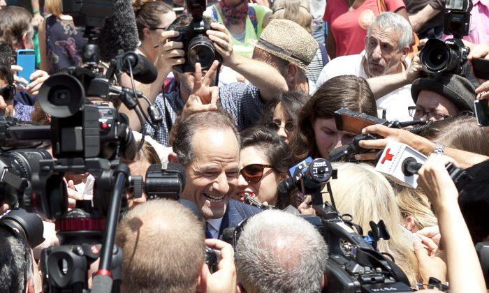 Photobomb of Eliot Spitzer in Union Square