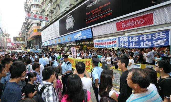 Hong Kong Residents Defend Falun Gong From Harassment