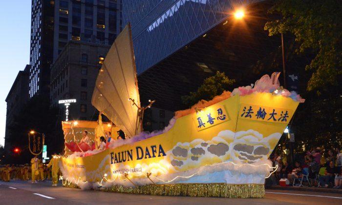 Falun Dafa Ship Sails in Seattle 