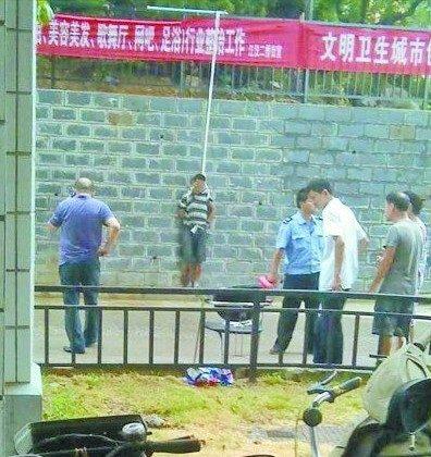 Thief in China Pilloried for Five Hours
