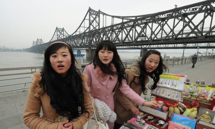 Chinese Tourists Behave Badly in North Korea
