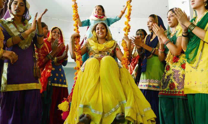 Indian Women, Extravagantly Adorned, Dance in Festival of Rain (+Photos)