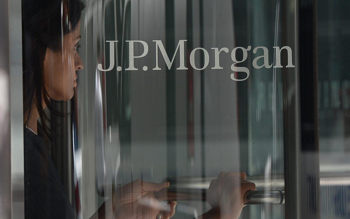 A woman is seen leaving JP Morgan Chase & Company headquarters in New York, on Aug 14, 2013. JPMorgan is just one of the Wall Street banks that employ relatives of CCP officials to get business in China. (Emmanual Dunand/AFP/Getty Images)