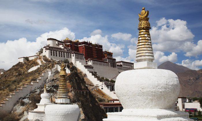 Sudden COVID-19 Lockdown Traps Travelers to Tibet on Bridge for Days