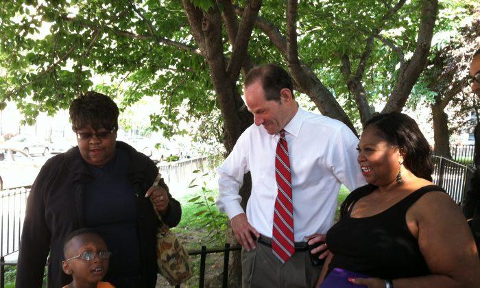 Spitzer Draws on NYCHA Residents Support