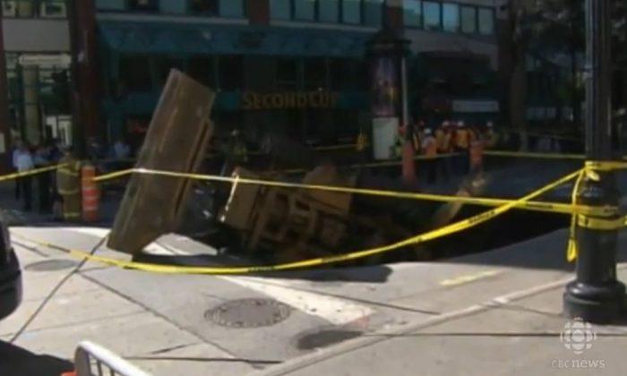 Sinkhole: Montreal Downtown Sinkhole Eats Backhoe (+Video, Photo)
