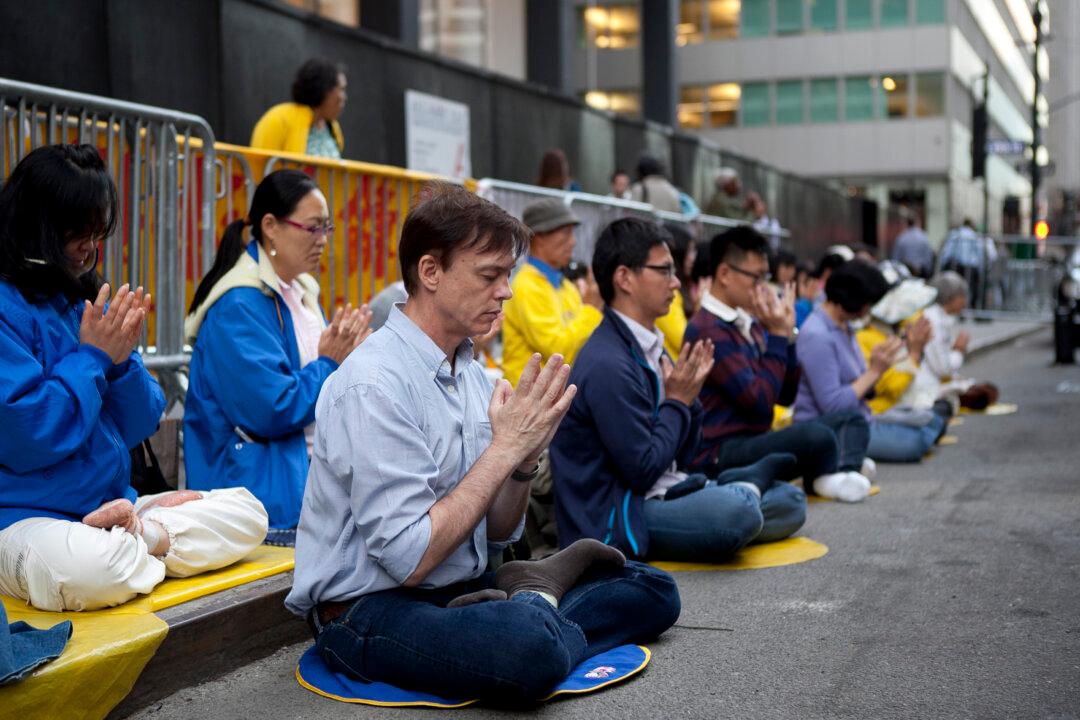 Outside Waldorf-Astoria, a Somber Message for Xi Jinping
