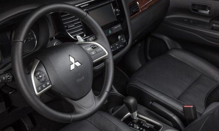 Mitsubishi Recalls 460K Cars; 5 Hurt When Air Bags Hit Visor