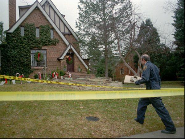 A Boulder Police detective walks to the home of John and Patricia Ramsey in Boulder, Colo., on Jan. 3, 1997 (David Zalubowski/AP Photo)