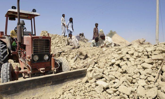 Pakistan 7.7-Magnitude Earthquake Death Toll Jumps to 327