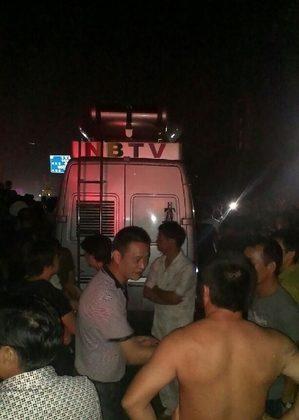 Lying Reporter Attacked by Victims of Floods in Eastern China (Photos)