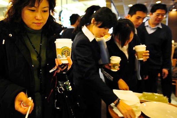 In Attack on Starbucks, Chinese Broadcaster Gets Coffee on Face