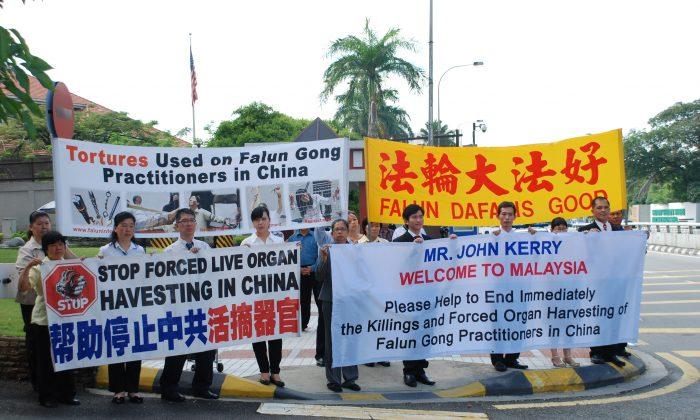Malaysian Falun Gong Practitioners Have Message for John Kerry