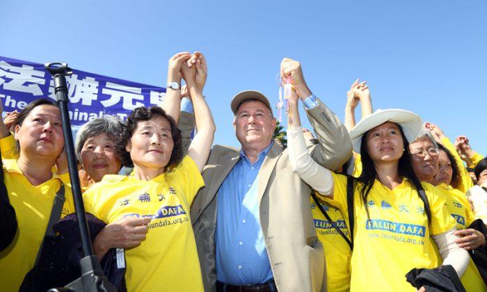 Rally of 3,000 in Los Angeles Calls for End to Persecution of Falun Gong