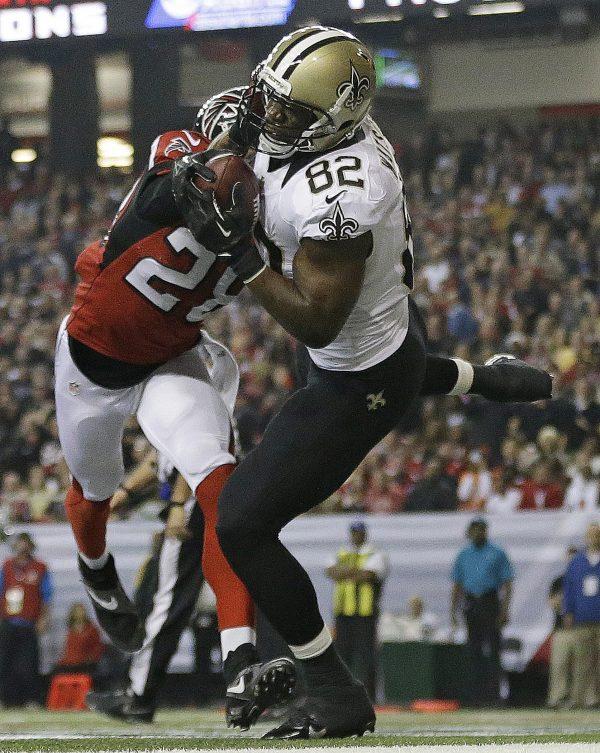 New Orleans Saints tight end Benjamin Watson (82) makes a touchdown catch against Atlanta Falcons free safety Thomas DeCoud (28) during the first half of an NFL football game, in Atlanta, on Nov. 21, 2013. (David Goldman/AP Photo)