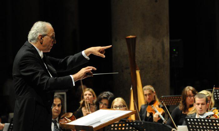 Conductor Uses Music to Teach Leadership Behavior