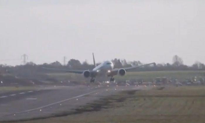 Boeing 777 Landing: Birmingham Airport Video Shows the Horror as Boeing 777 Tries to Land in Winds