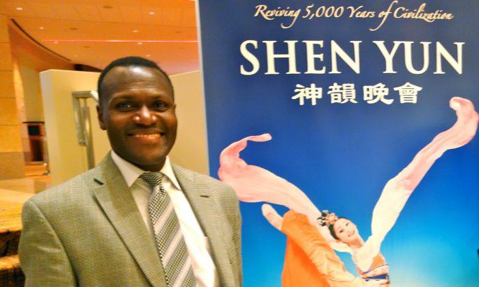Atlanta Fan Comes Every Year for Shen Yun Perfection