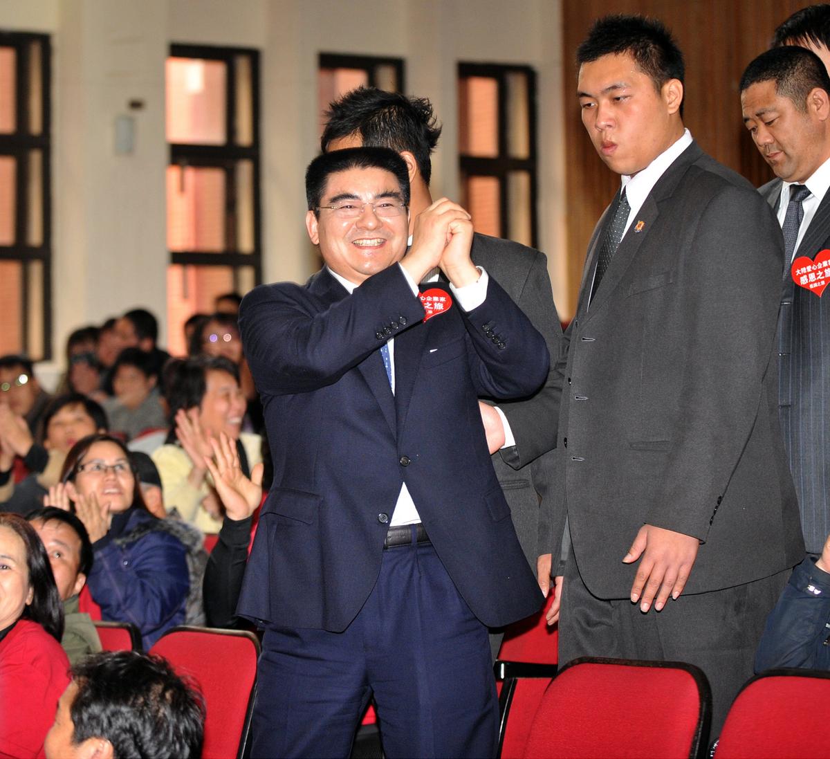 Chinese Recycling Tycoon Looks to Buy The New York Times