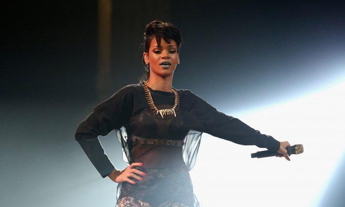 Rihanna Dead? ‘RIP’ Facebook Hoax Claiming Rape, Death Isn’t Real; Singer’s in Brazil