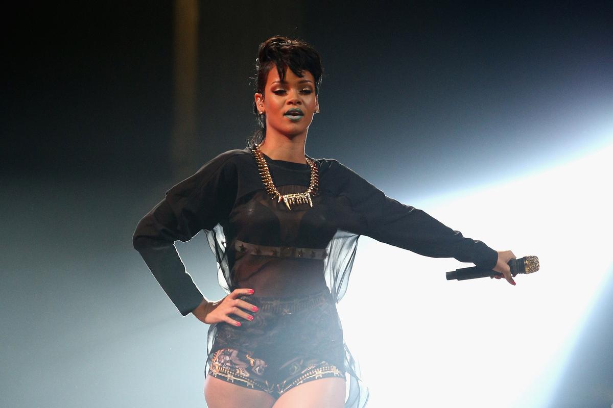 Rihanna Dead? ‘RIP’ Facebook Hoax Claiming Rape, Death Isn’t Real; Singer’s in Brazil