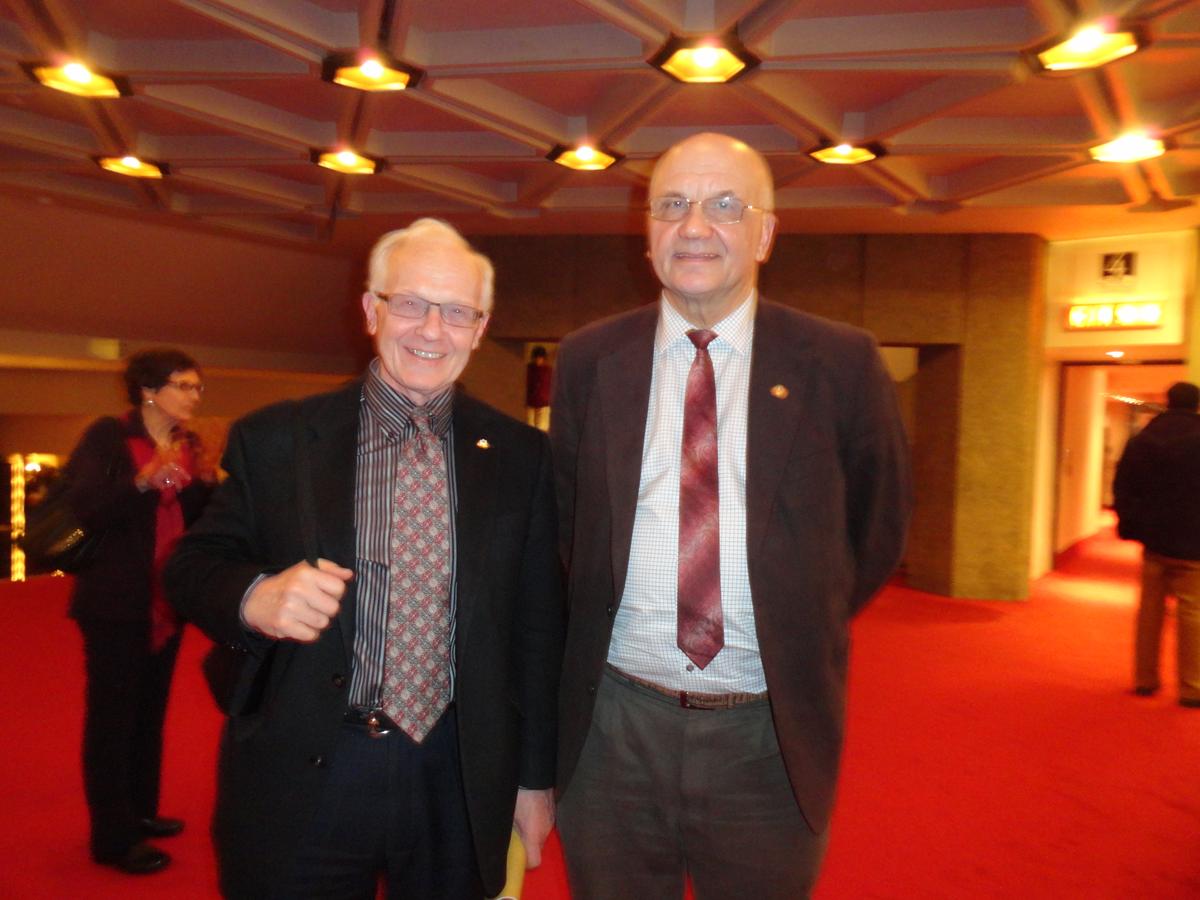 Renowned Physicists Celebrate Longtime Friendship at Shen Yun