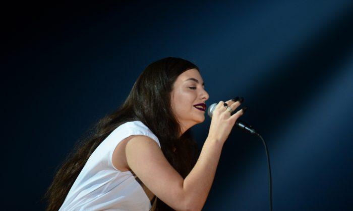 WATCH: Lorde Performs ‘Royals’ at the 2014 Grammy Awards (+Video)