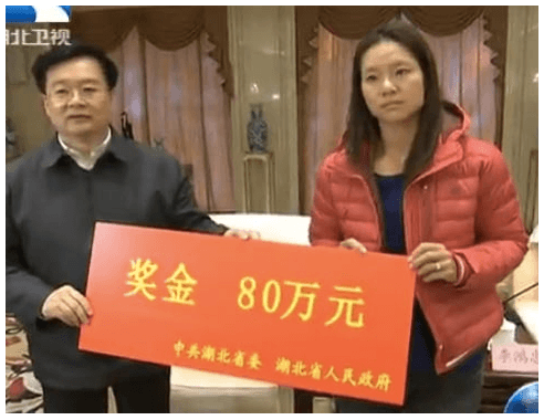 Li Na Photo: No Smiles While Receiving Check From Provincial Party Boss