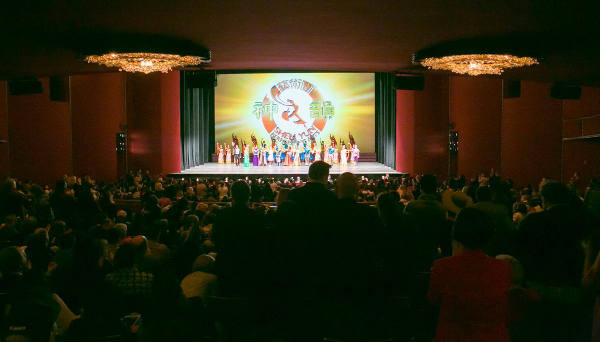 College President Attentive to Shen Yun Dancers’ Hand Movements