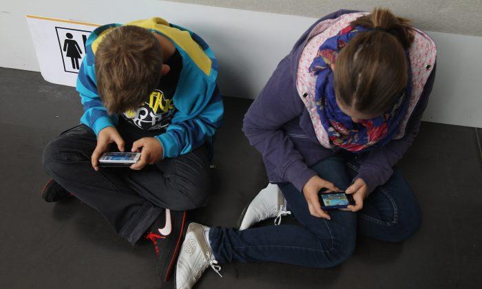Australian Children Spending More Time on Screens, Less Time Reading