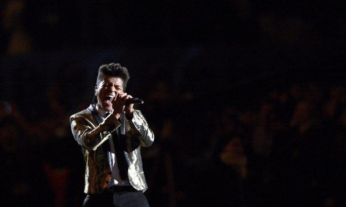 WATCH: Bruno Mars and Red Hot Chili Peppers at Super Bowl 2014 Halftime Show (+Photos)
