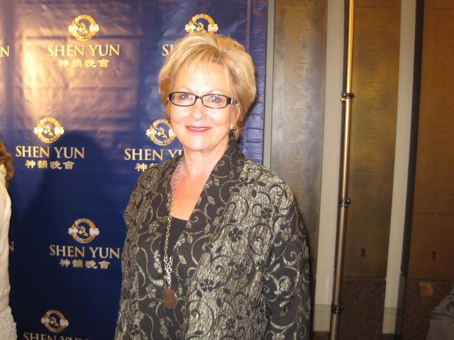 Author Says Shen Yun ‘Will make your heart smile’