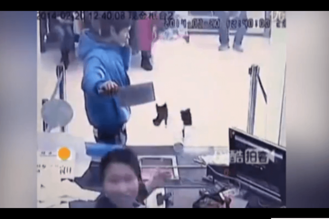Video: Bank Teller Laughs at Knife-Wielding Robber in China